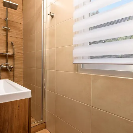 Infinite Ble Chrisi Ammoudia